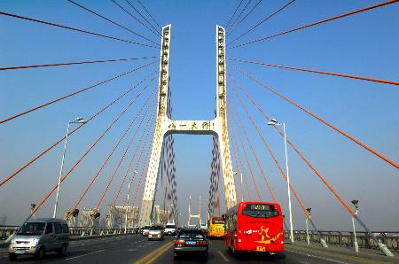 圖文:南昌八一大橋?qū)⑦M行&ldquo;體檢&rdquo;